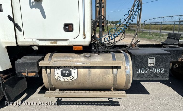 image for item HI9304 2004 Mack CH613 semi truck