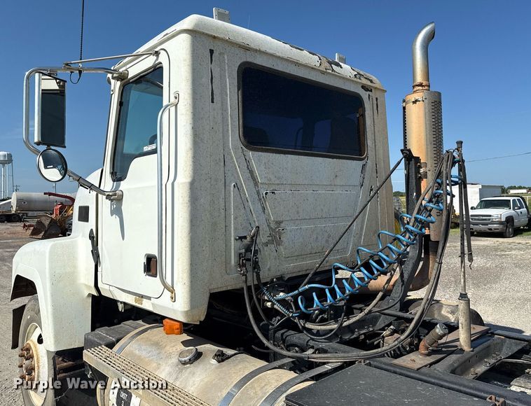 image for item HI9304 2004 Mack CH613 semi truck