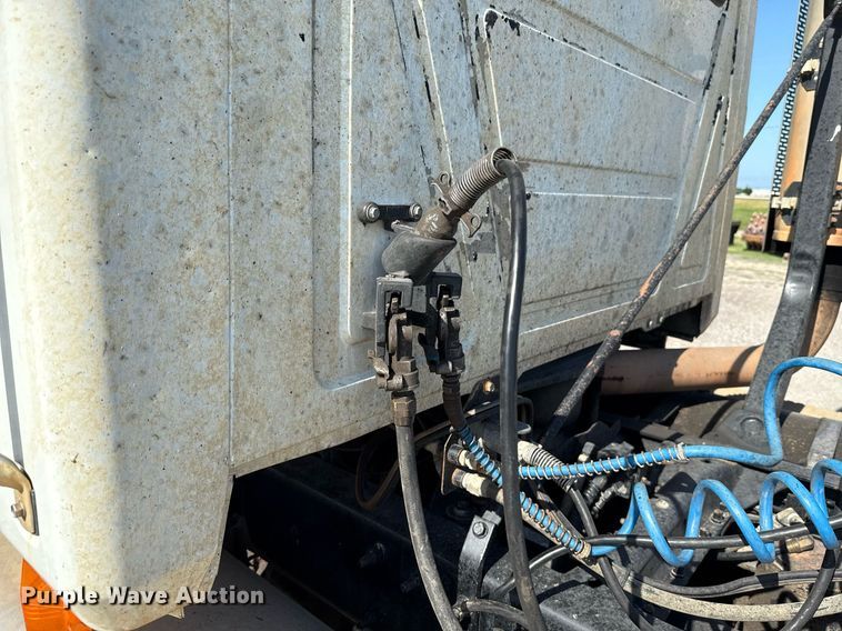 image for item HI9304 2004 Mack CH613 semi truck