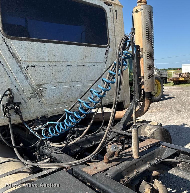 image for item HI9304 2004 Mack CH613 semi truck