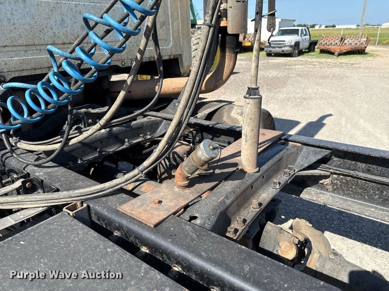 image for item HI9304 2004 Mack CH613 semi truck