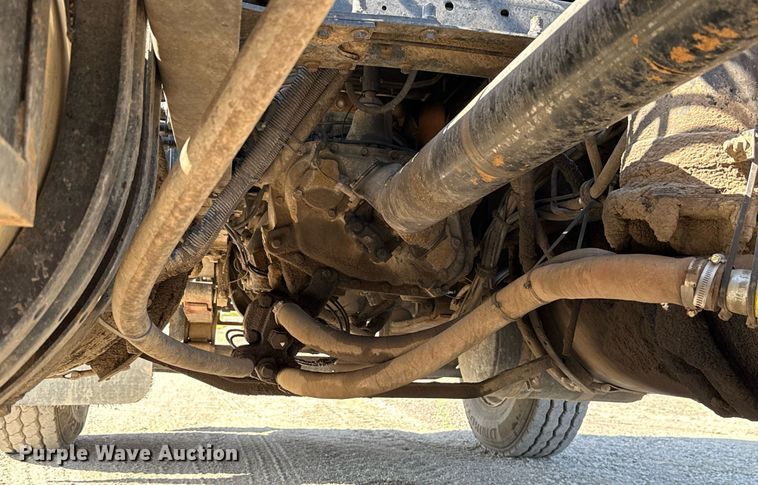 image for item HI9304 2004 Mack CH613 semi truck