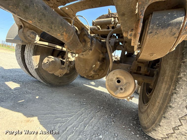 image for item HI9304 2004 Mack CH613 semi truck