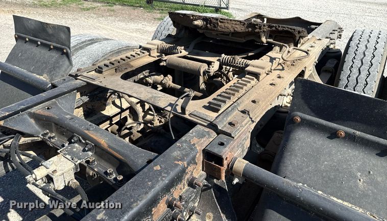 image for item HI9304 2004 Mack CH613 semi truck