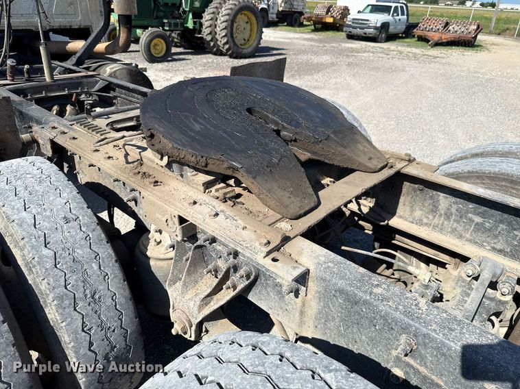 image for item HI9304 2004 Mack CH613 semi truck