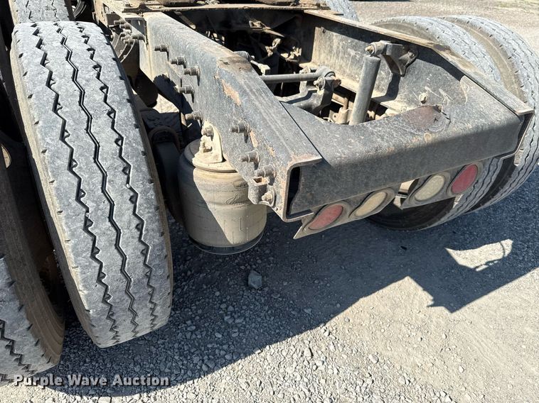 image for item HI9304 2004 Mack CH613 semi truck