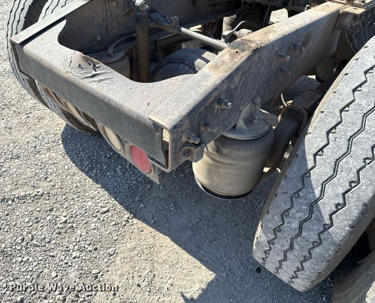 image for item HI9304 2004 Mack CH613 semi truck