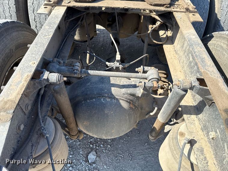 image for item HI9304 2004 Mack CH613 semi truck