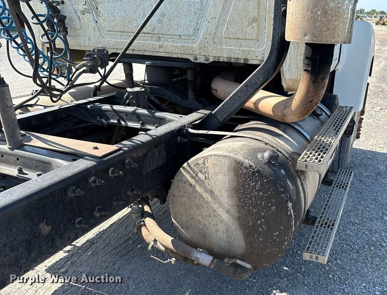 image for item HI9304 2004 Mack CH613 semi truck