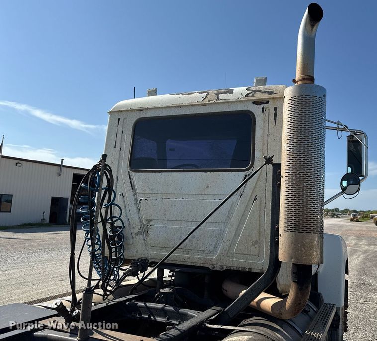 image for item HI9304 2004 Mack CH613 semi truck