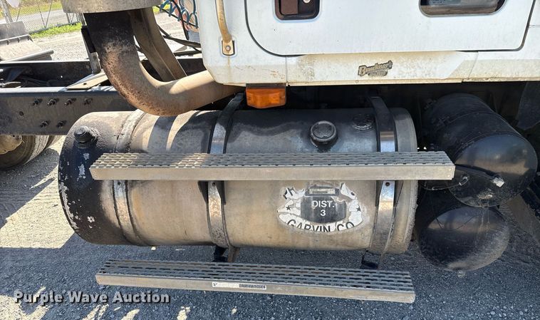 image for item HI9304 2004 Mack CH613 semi truck