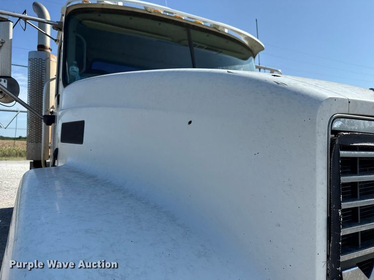 image for item HI9304 2004 Mack CH613 semi truck