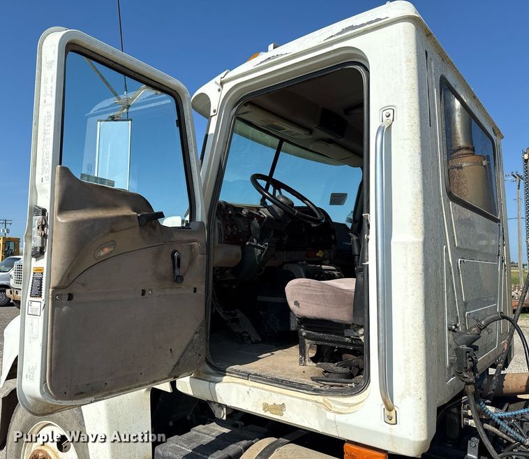 image for item HI9304 2004 Mack CH613 semi truck