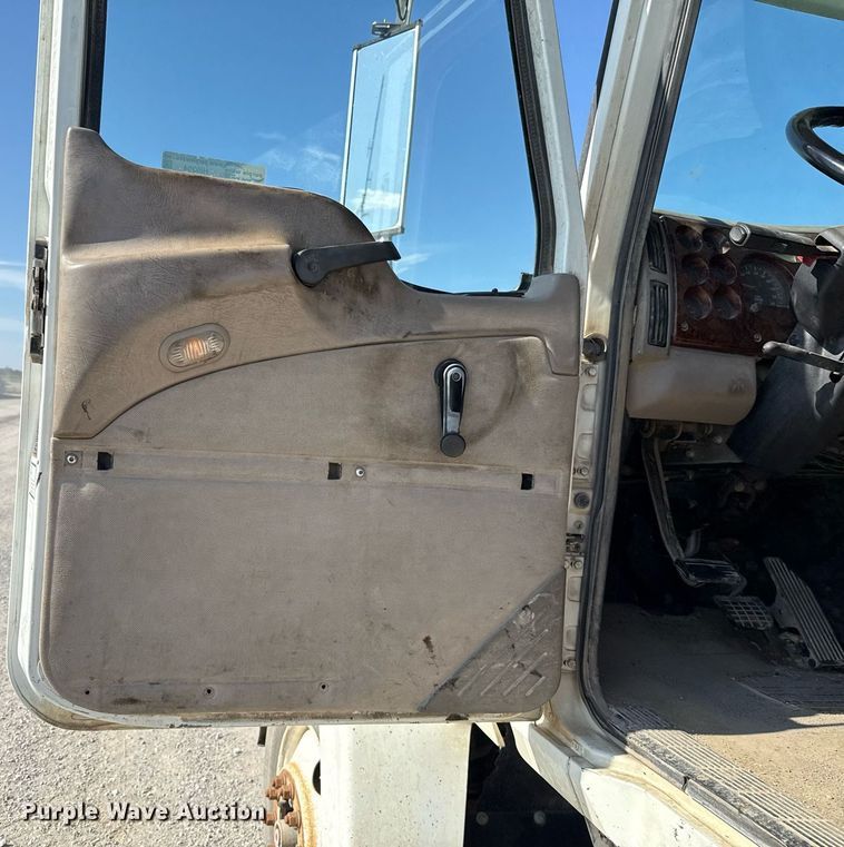 image for item HI9304 2004 Mack CH613 semi truck