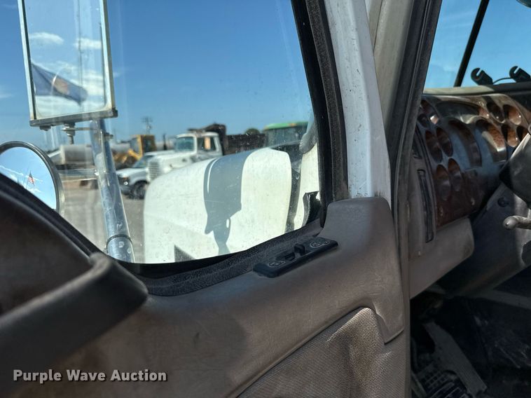 image for item HI9304 2004 Mack CH613 semi truck