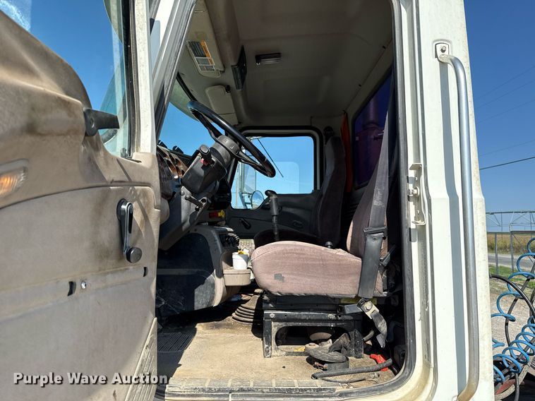 image for item HI9304 2004 Mack CH613 semi truck