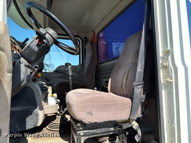 image for item HI9304 2004 Mack CH613 semi truck