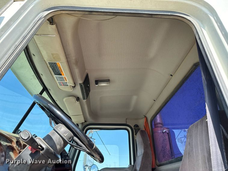 image for item HI9304 2004 Mack CH613 semi truck