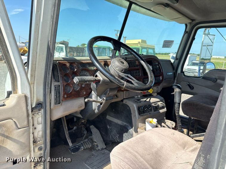 image for item HI9304 2004 Mack CH613 semi truck