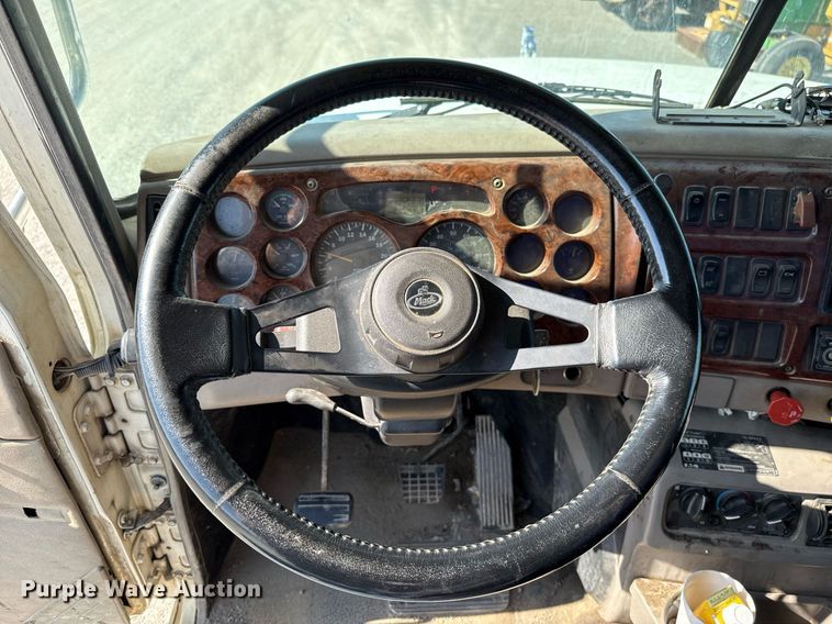 image for item HI9304 2004 Mack CH613 semi truck