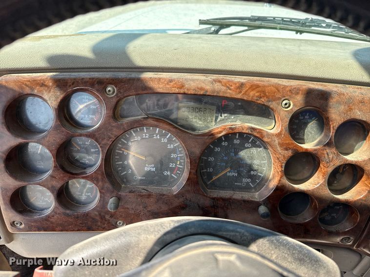 image for item HI9304 2004 Mack CH613 semi truck