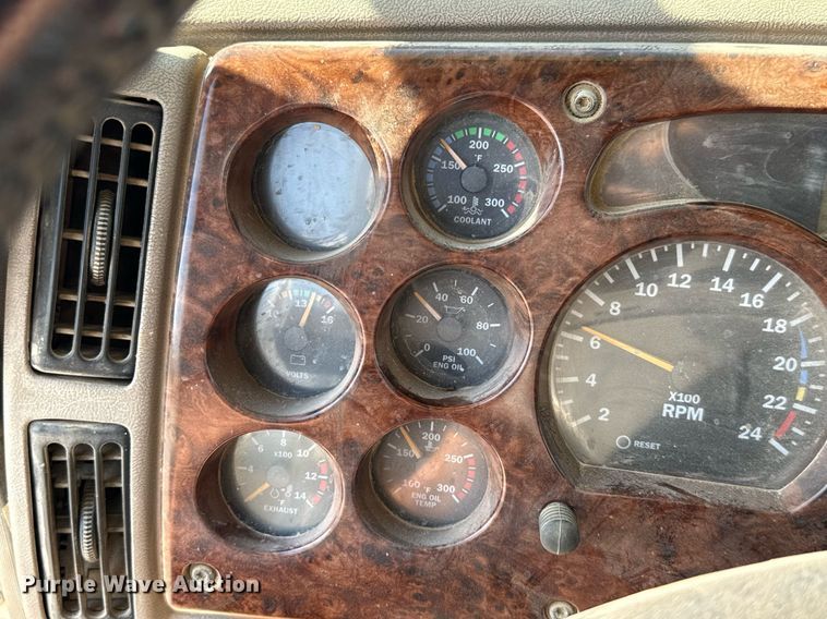 image for item HI9304 2004 Mack CH613 semi truck