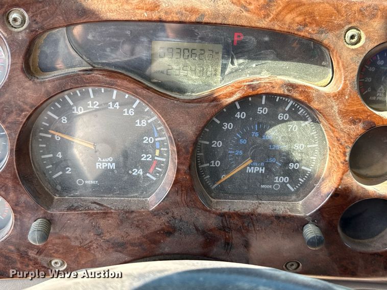 image for item HI9304 2004 Mack CH613 semi truck