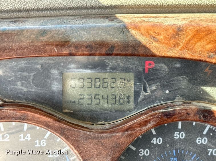 image for item HI9304 2004 Mack CH613 semi truck