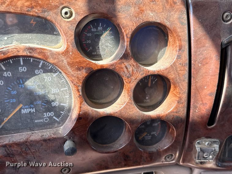 image for item HI9304 2004 Mack CH613 semi truck