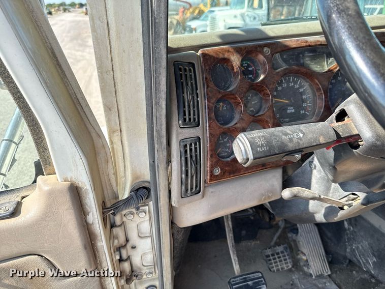 image for item HI9304 2004 Mack CH613 semi truck