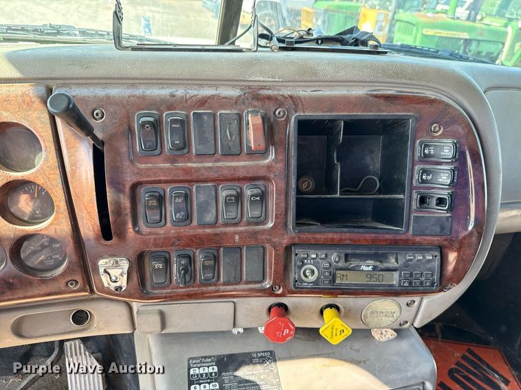 image for item HI9304 2004 Mack CH613 semi truck