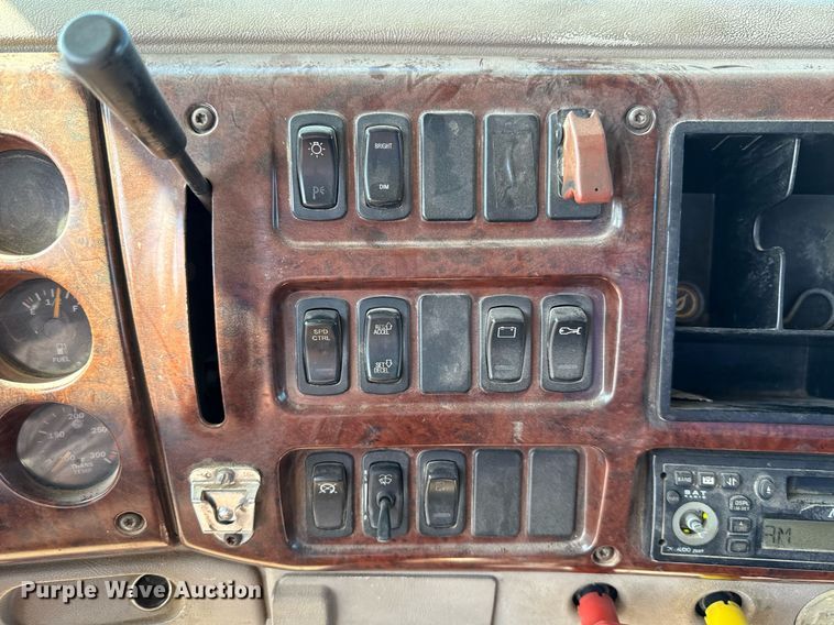 image for item HI9304 2004 Mack CH613 semi truck