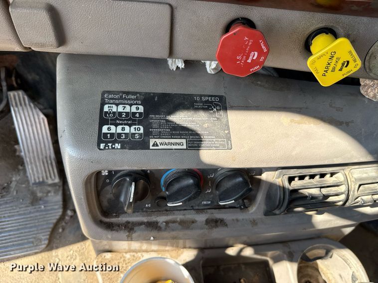 image for item HI9304 2004 Mack CH613 semi truck