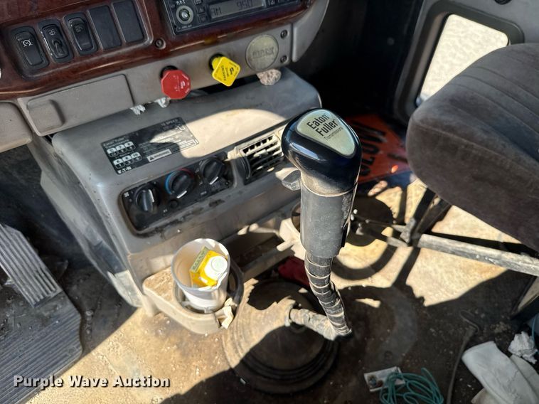 image for item HI9304 2004 Mack CH613 semi truck