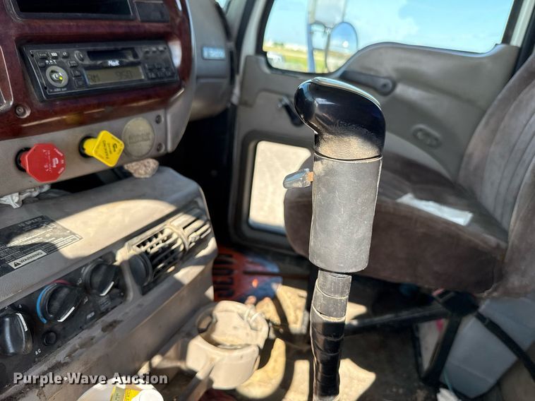 image for item HI9304 2004 Mack CH613 semi truck