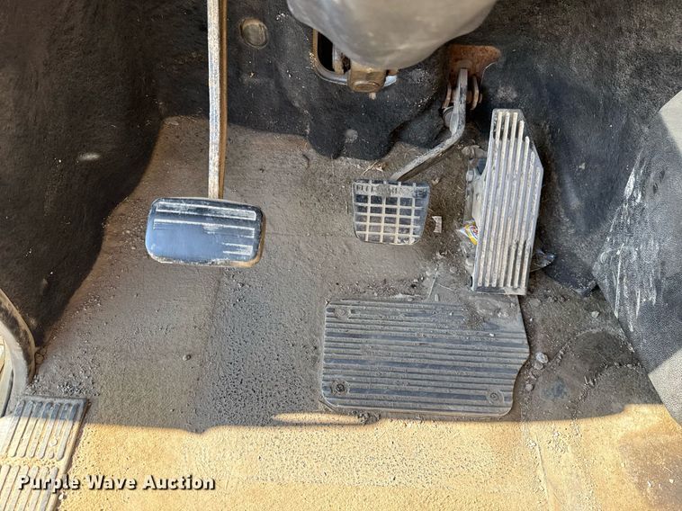 image for item HI9304 2004 Mack CH613 semi truck