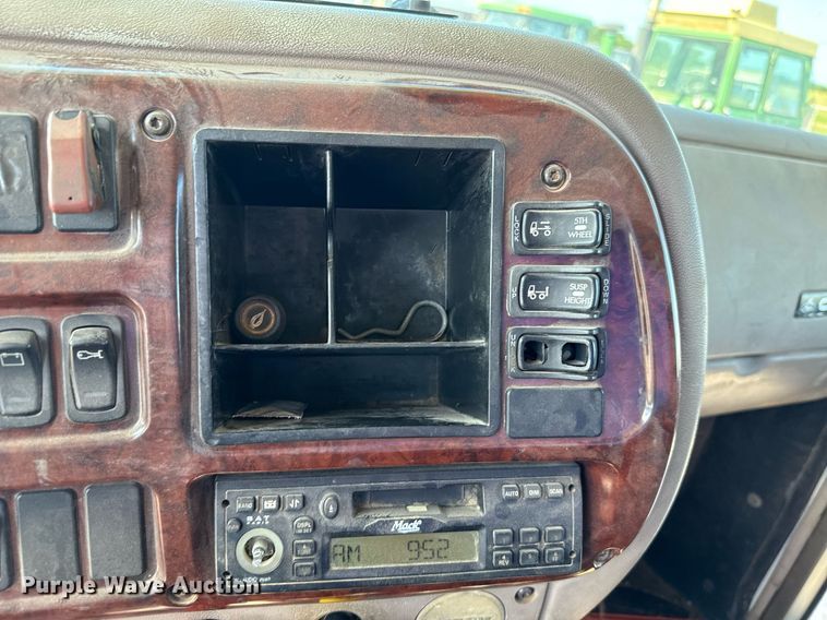 image for item HI9304 2004 Mack CH613 semi truck