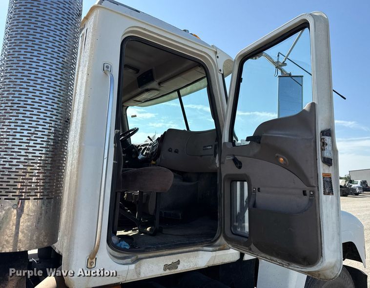 image for item HI9304 2004 Mack CH613 semi truck