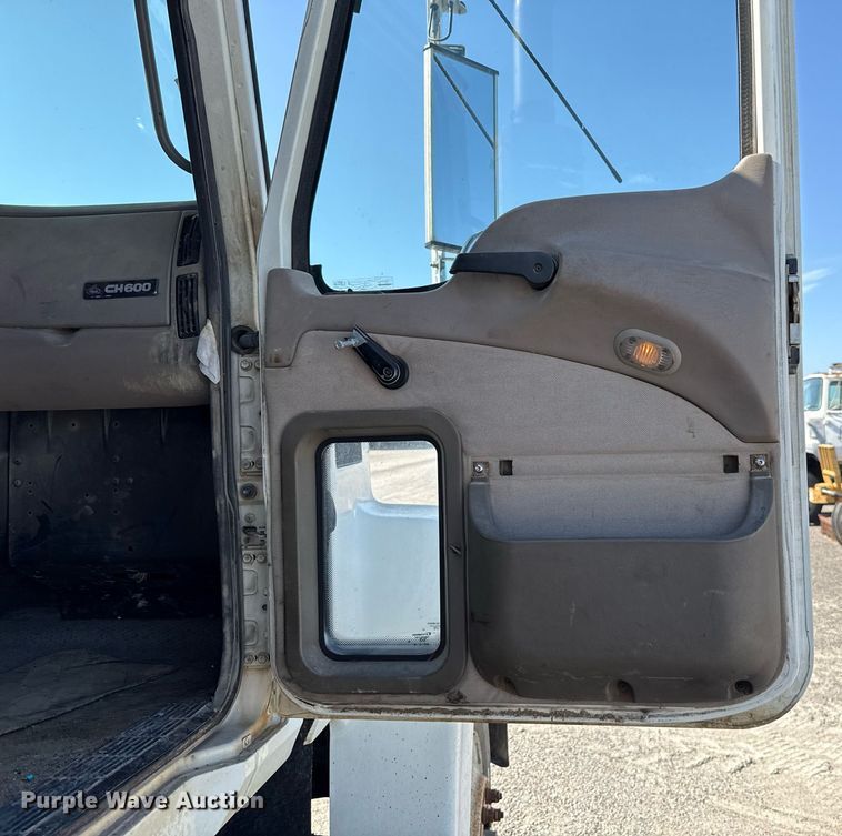 image for item HI9304 2004 Mack CH613 semi truck