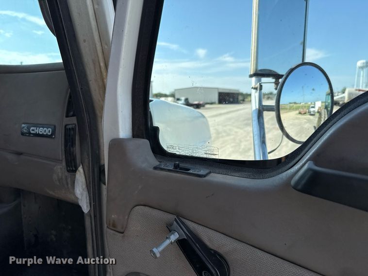 image for item HI9304 2004 Mack CH613 semi truck