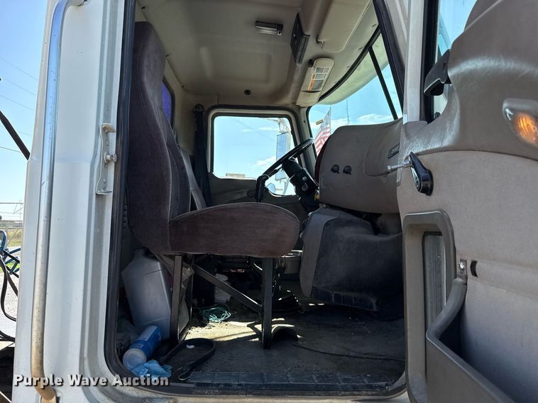 image for item HI9304 2004 Mack CH613 semi truck