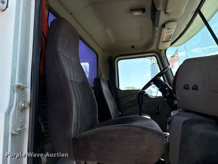 image for item HI9304 2004 Mack CH613 semi truck