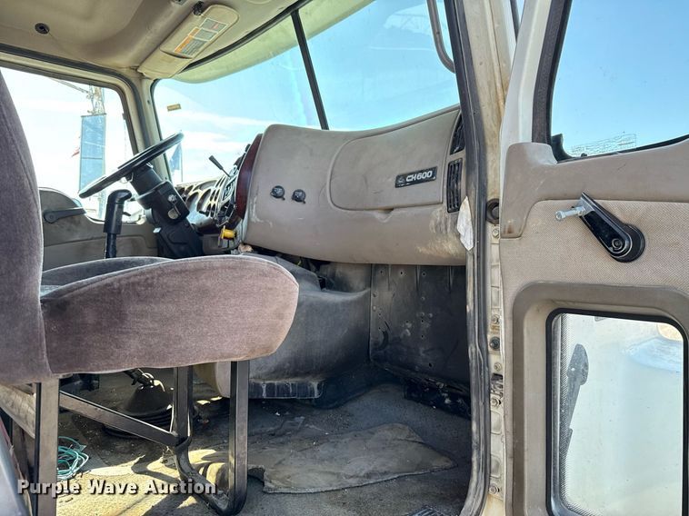 image for item HI9304 2004 Mack CH613 semi truck