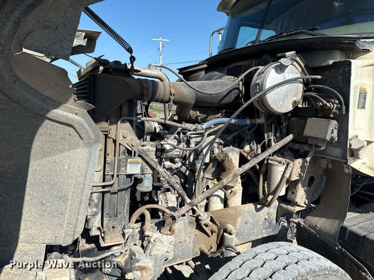 image for item HI9304 2004 Mack CH613 semi truck