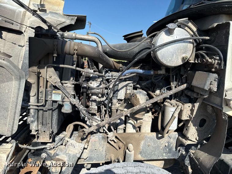 image for item HI9304 2004 Mack CH613 semi truck