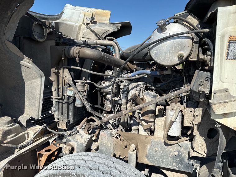 image for item HI9304 2004 Mack CH613 semi truck