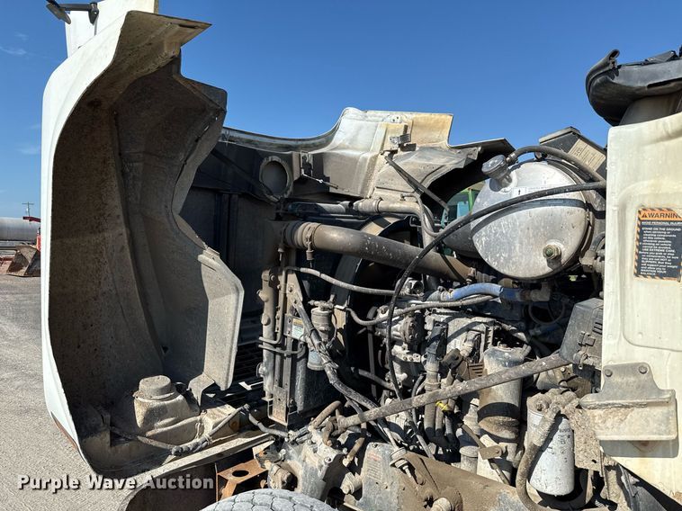 image for item HI9304 2004 Mack CH613 semi truck