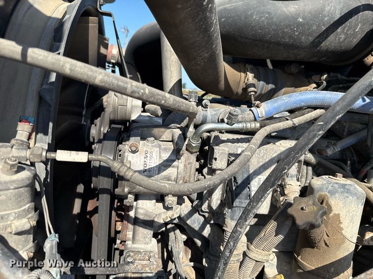 image for item HI9304 2004 Mack CH613 semi truck