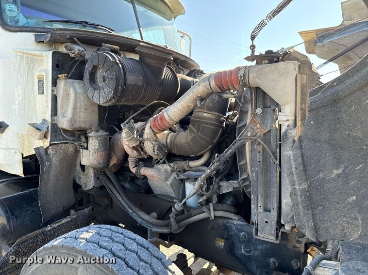 image for item HI9304 2004 Mack CH613 semi truck