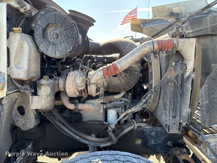 image for item HI9304 2004 Mack CH613 semi truck